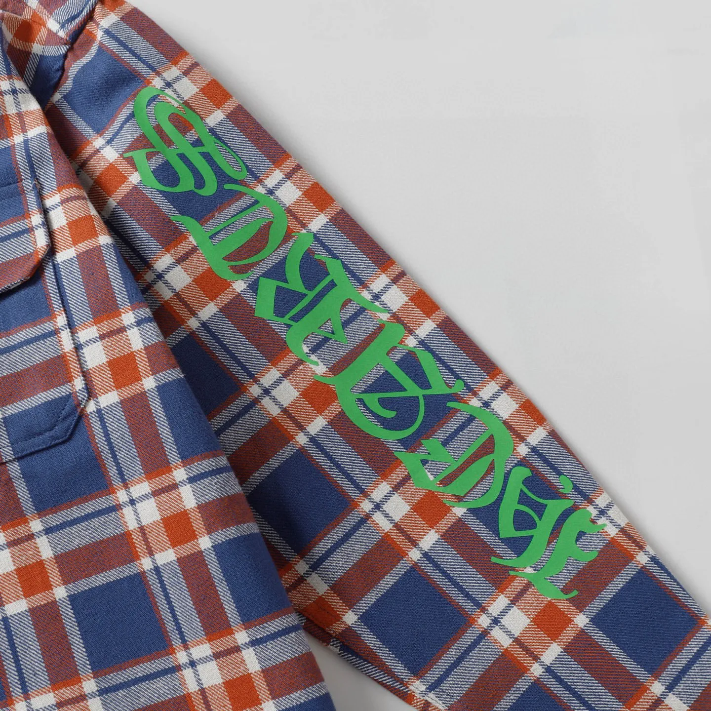 🅿️380 ch|24fw Crow Heart New Striped Plaid Splicing Silver Button Cardigan Shirt Process description: The fabric is made of custom-woven and custom-dyed wool blended fabric. The fabric contains wool components and has a very good texture. All the plaids are counter-position stitching. Every size and every plaid splicing is counter-position. It not only consumes fabric but also takes time. The details are very delicate. The sleeve logo printing uses special pulping. The characteristic of the printing process is the use of high-performance glue for printing, which creates a sense of layering on the printed pattern. The accessories of the new yb mold are used. Buttons and pocket silver jewelry are custom-developed using silver-plated foti materials. The cuffs are made with buttons and snaps that are consistent with yb and are designed with loose fit. The oversized version is truly restored. Color: blue/green/red. Size: S-XL.